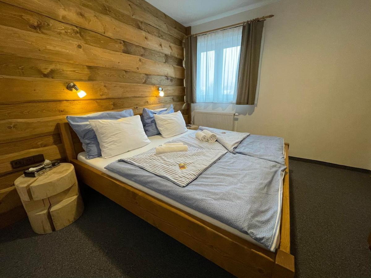 Hotel Kristian Kubova Huť Buitenkant foto