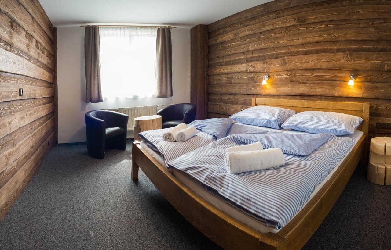 Hotel Kristian Kubova Huť Buitenkant foto